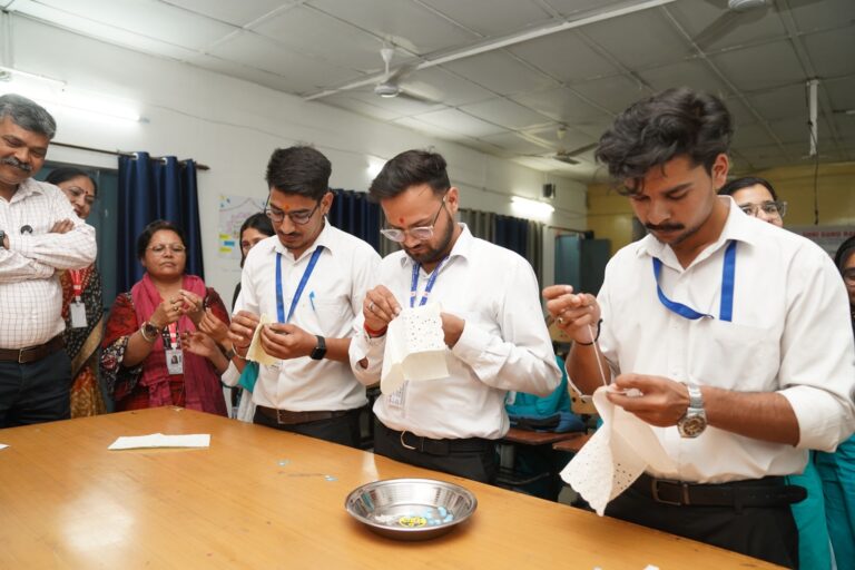 एसजीआरआर विवि में रचनात्मक गतिविधियों से छात्रों का किया उत्साहवर्धन