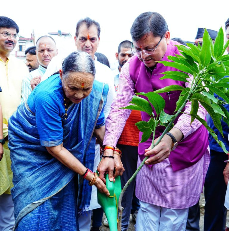 सन्देश: गुरु पूर्णिमा पर पौधरोपण कर सीएम धामी और एमडीडीए उपाध्यक्ष ने अपनी माताओं संग किया पौधरोपण, कही ये बात