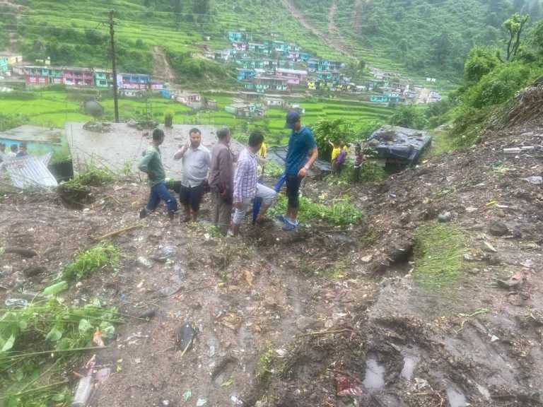 भूस्खलन: टिहरी में बारिश से जन जीवन अस्त व्यस्त, भूस्खलन की चपेट में आने से मां बेटी की मौत