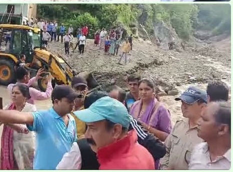 टिहरीः नौताड़ गदेरे में बादल फटने से बहा होटल, सीएम धामी पहुंचे ग्राउंड जीरो पर