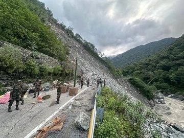 राज्य की क्षतिग्रस्त सड़कों के पुनर्निर्माण के लिए सीएम धामी ने की नितिन गडकरी से की बात