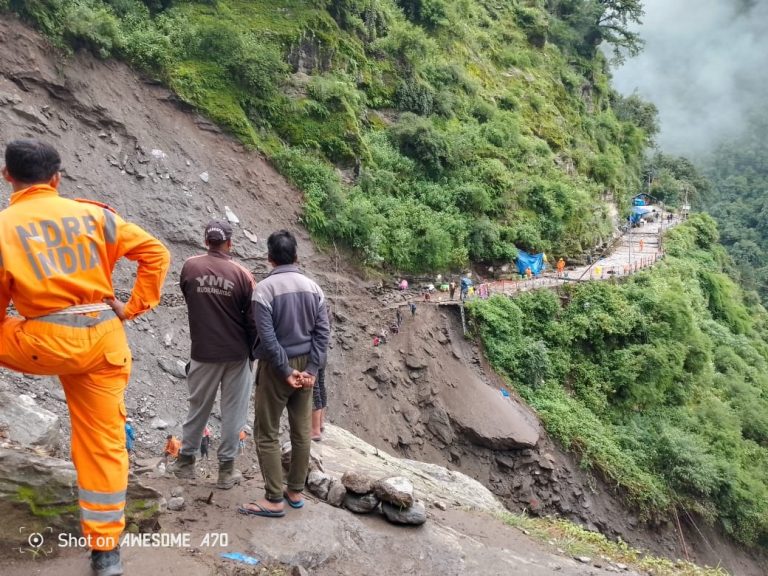 केदारघाटीः पैदल पुल का निर्माण पूरा होने से मिली बड़ी राहत, रेस्क्यू अभियान जारीकेदारघाटीः पैदल पुल का निर्माण पूरा होने से मिली बड़ी राहत, रेस्क्यू अभियान जारी