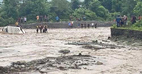 उत्तराखंड में भारी बरसात के बीच दुखद हादसा, तेज बहाव में वाहन बहने से एक की मौत, पांच घायल