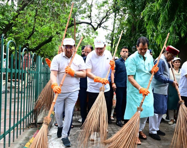 सीएम धामी ने यहां लगाई झाड़ू,  13 जनपदों के लिए स्वच्छता वाहनों का किया फ्लैग ऑफ