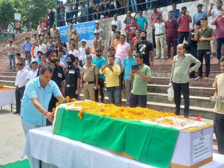 कैबिनेट मंत्री डॉ प्रेमचंद अग्रवाल ने शहीद को अंतिम सलामी देकर की पुष्पांजलि अर्पित