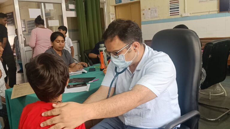 चिकित्सक ने कहा कि बच्चों को संक्रमित होने पर घर पर रहना चाहिए और स्कूल नहीं भेजना चाहिए।