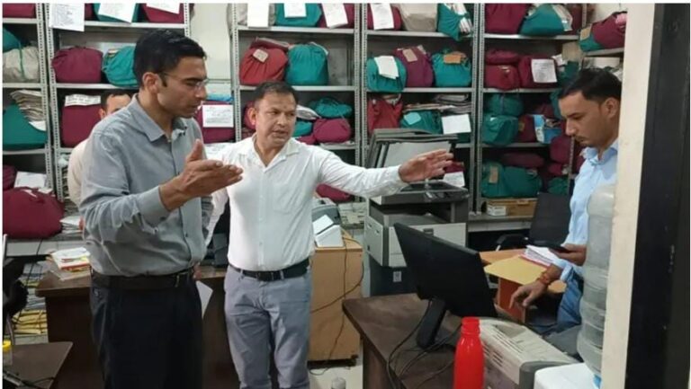 कार्रवाई: अचानक पहुंचे DM, अधिकारियों में हड़कंप