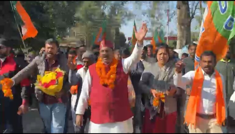 सुरेंद्र मोघा ने सैकड़ो कार्यकर्ताओं के साथ कैंप कार्यालय  जाकर शहरी विकास मंत्री का जताया आभार