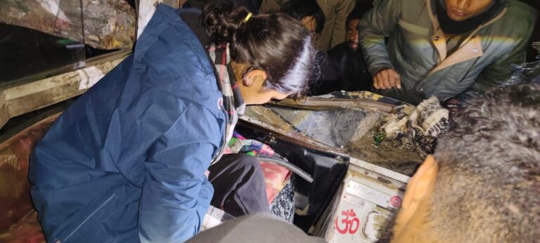 “देहरादून: स्कूली बस पलटी, दस-बारह छात्र घायल”