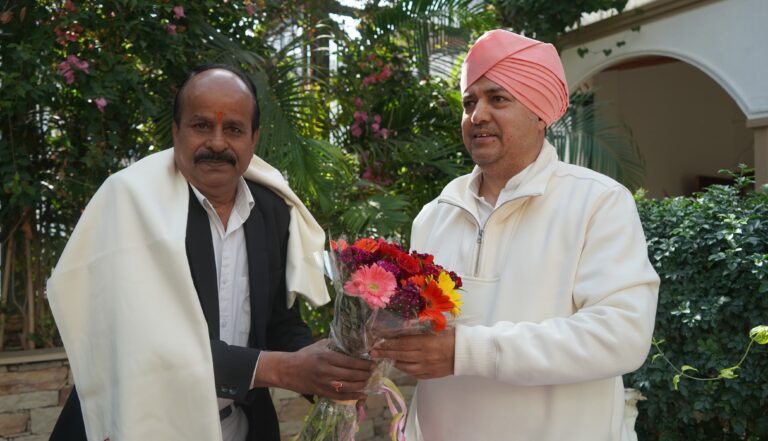 काउंसिल के अध्यक्ष मनमोहन ने की महंत देवेन्द्र दास से शिष्टाचार भेंट, कार्यों की हुई सराहना