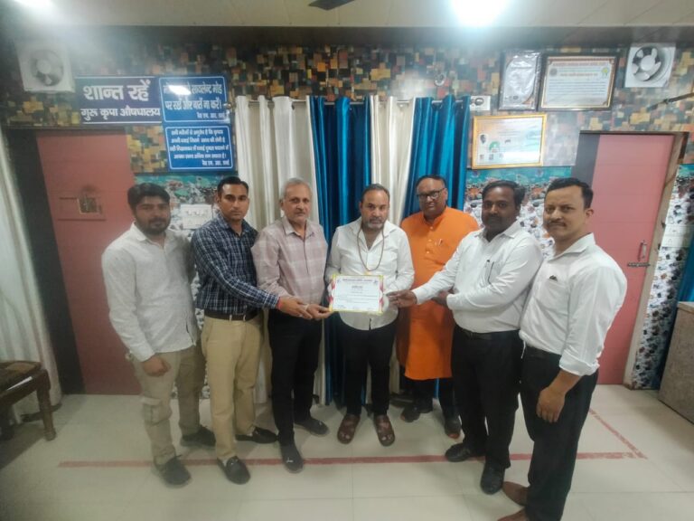 परीक्षण:वैद्य एम.आर. शर्मा की नाड़ी की जांच पकड़ती है हर मर्ज को