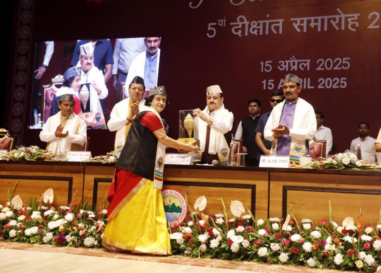 स्वास्थ्य मंत्री जेपी नड्डा ने मेधावी छात्रों को किया सम्मानित