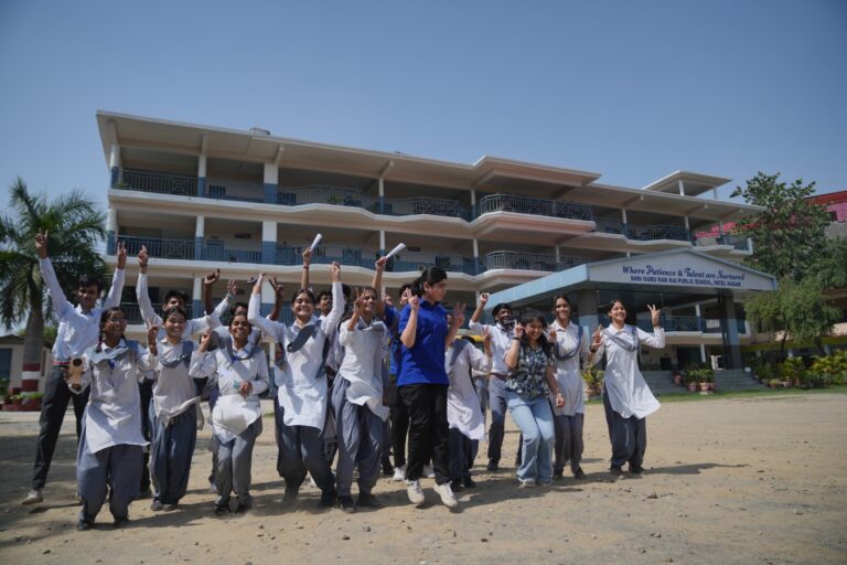 सीबीएसई परीक्षा में 100% परिणाम: परिश्रम और मार्गदर्शन का संगम