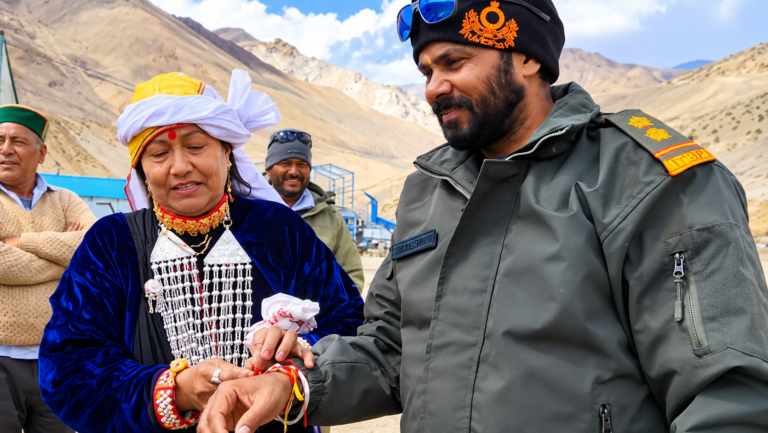 चमोली में सरहद पर सजा संस्कृति का रंग, पारंपरिक परिधानों में पहुंचीं महिलाएं; जवानों को बांधा रक्षा सूत्र