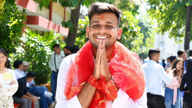 एमबीपीजी छात्रसंघ चुनाव: बेटे के चुनावी रण में पिता बने सारथी, आर्यन बेलवाल ने निर्दलीय अध्यक्ष पद पर दर्ज की जीत