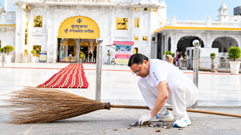 मुख्यमंत्री धामी ने श्री नानकमता साहिब गुरुद्वारे में मत्था टेका, श्रमदान कर दिया स्वच्छता का संदेश