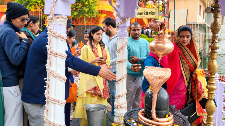 पहली नवरात्रि पर नैनीताल के मां नयना देवी मंदिर पहुंचीं जाह्नवी कपूर, दर्शन के लिए उमड़ी भीड़
