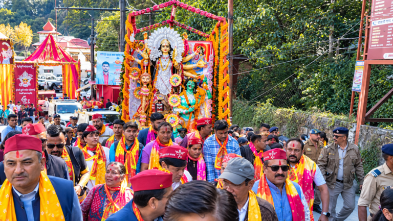 नैनीताल दुर्गा महोत्सव में कुमाऊनी-बंगाली संस्कृति का भव्य संगम, मां के जयकारों से गूंजा सरोवर नगरी